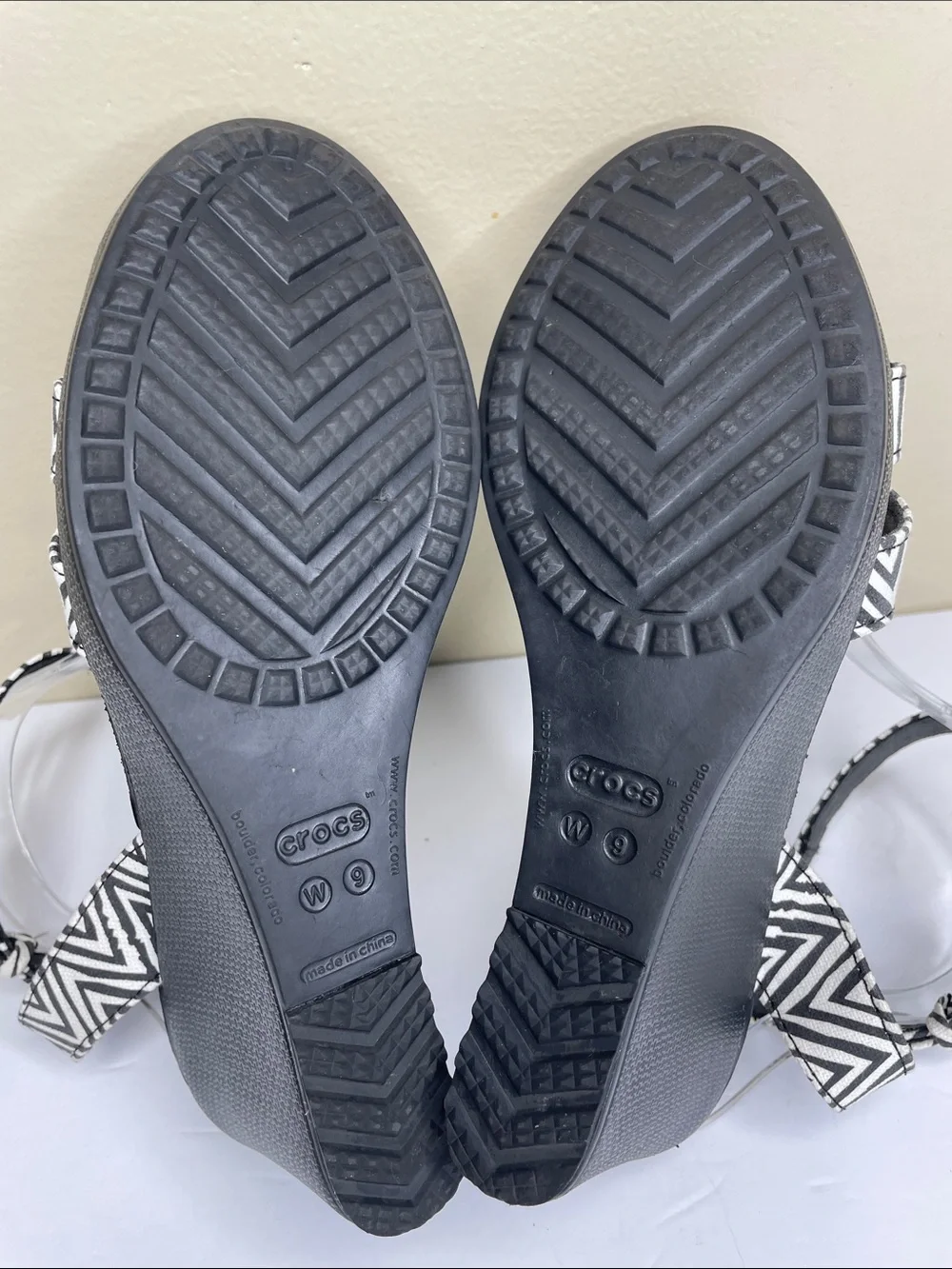 CROCS Leigh Ankle Wedge Sandals Black & White Geometric Print 9